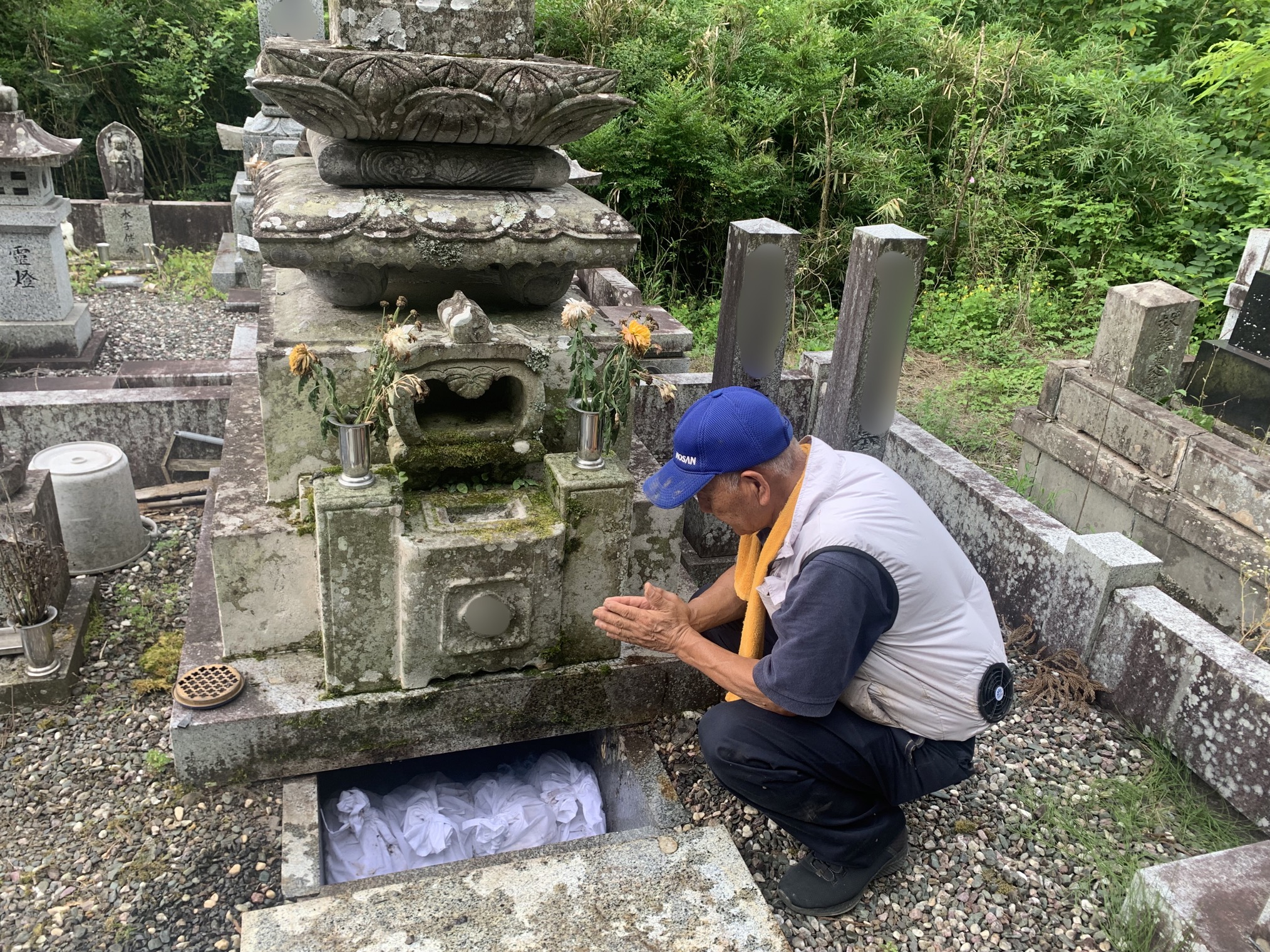 納骨後施主様に拝んで貰って終了です
