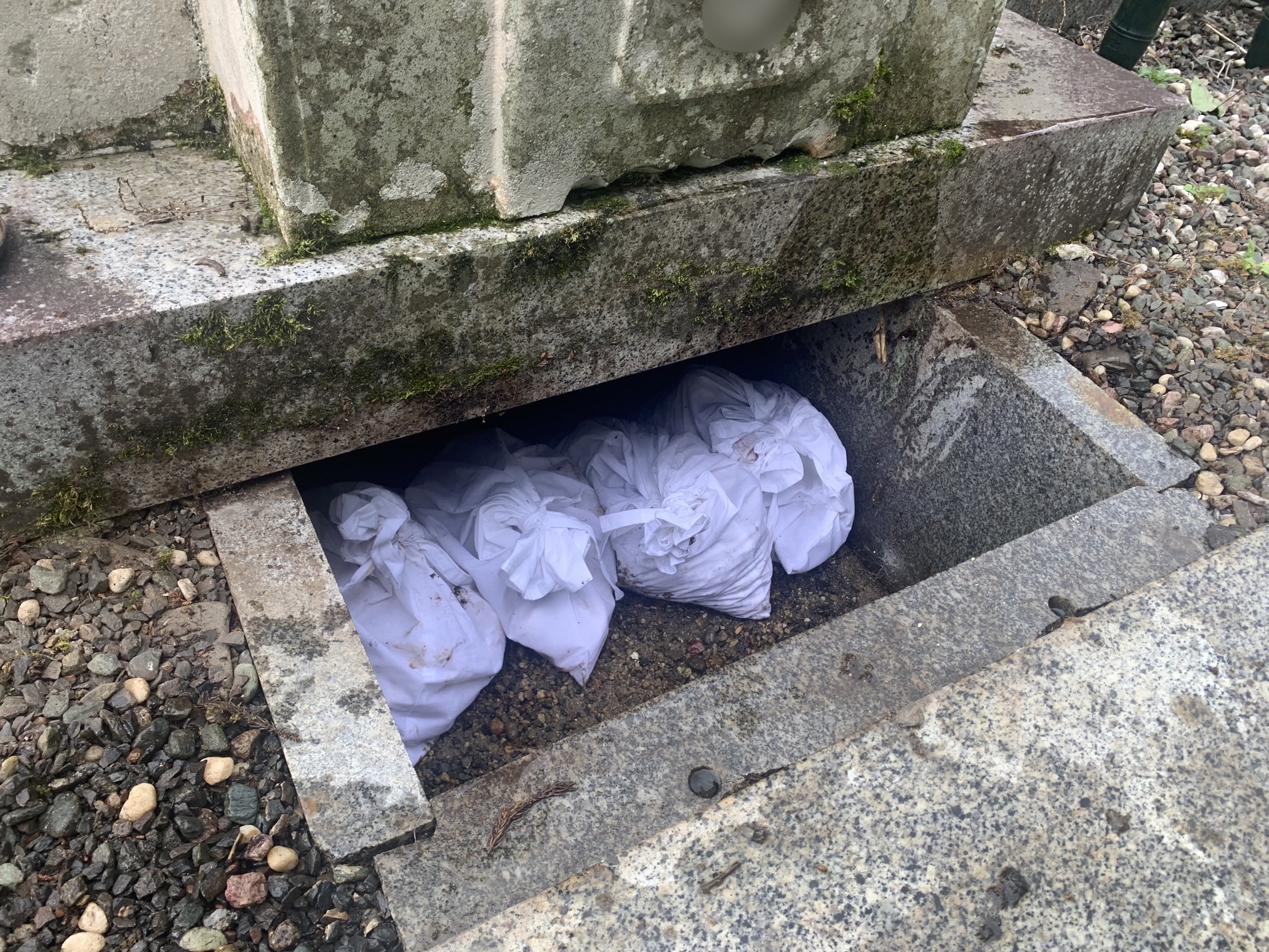遺骨を移し替えたので納骨堂に戻していきます