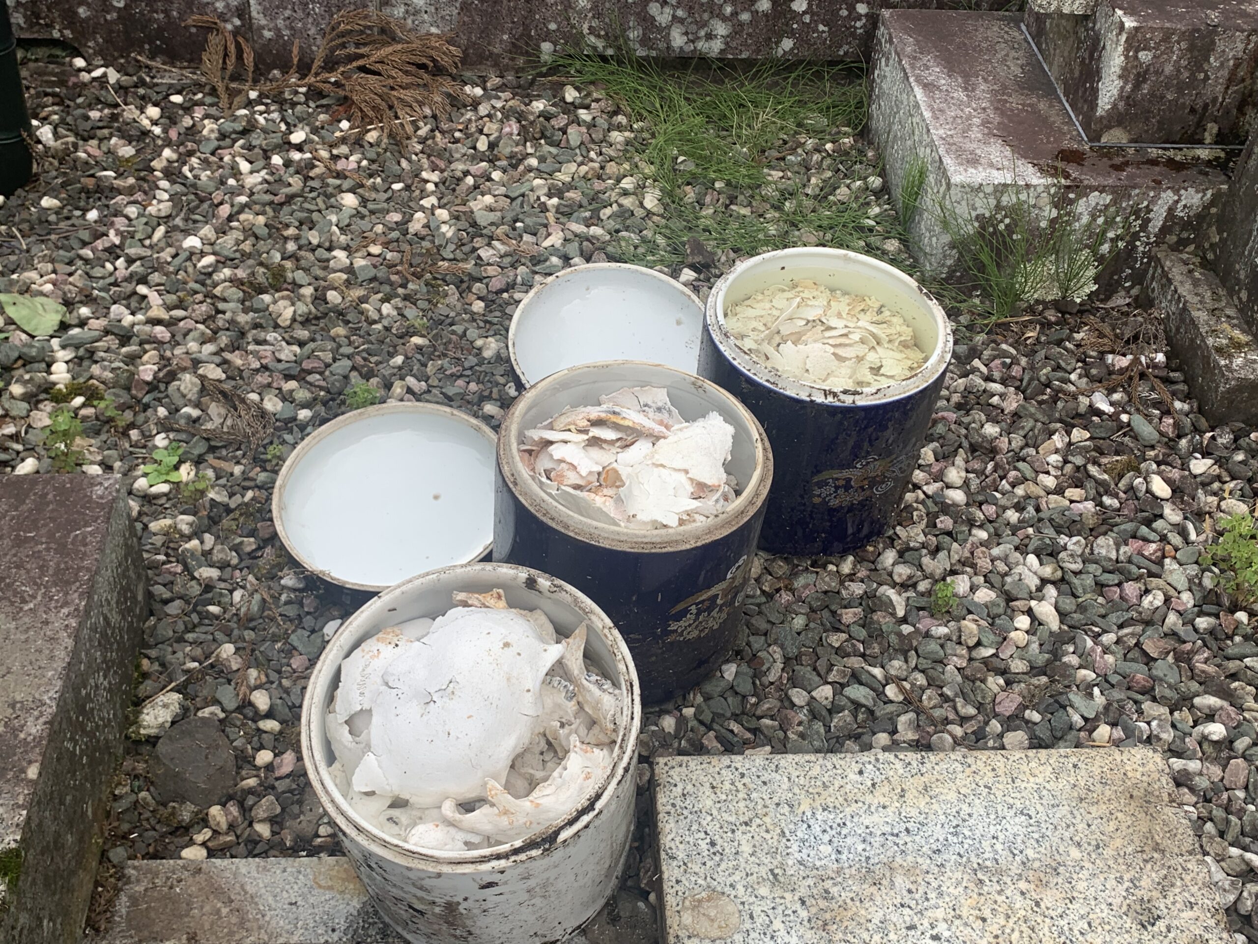 長年の納骨堂の湿気で骨壷に水が溜まってしまいます。
結露の水ですので基本的にきれいな水です