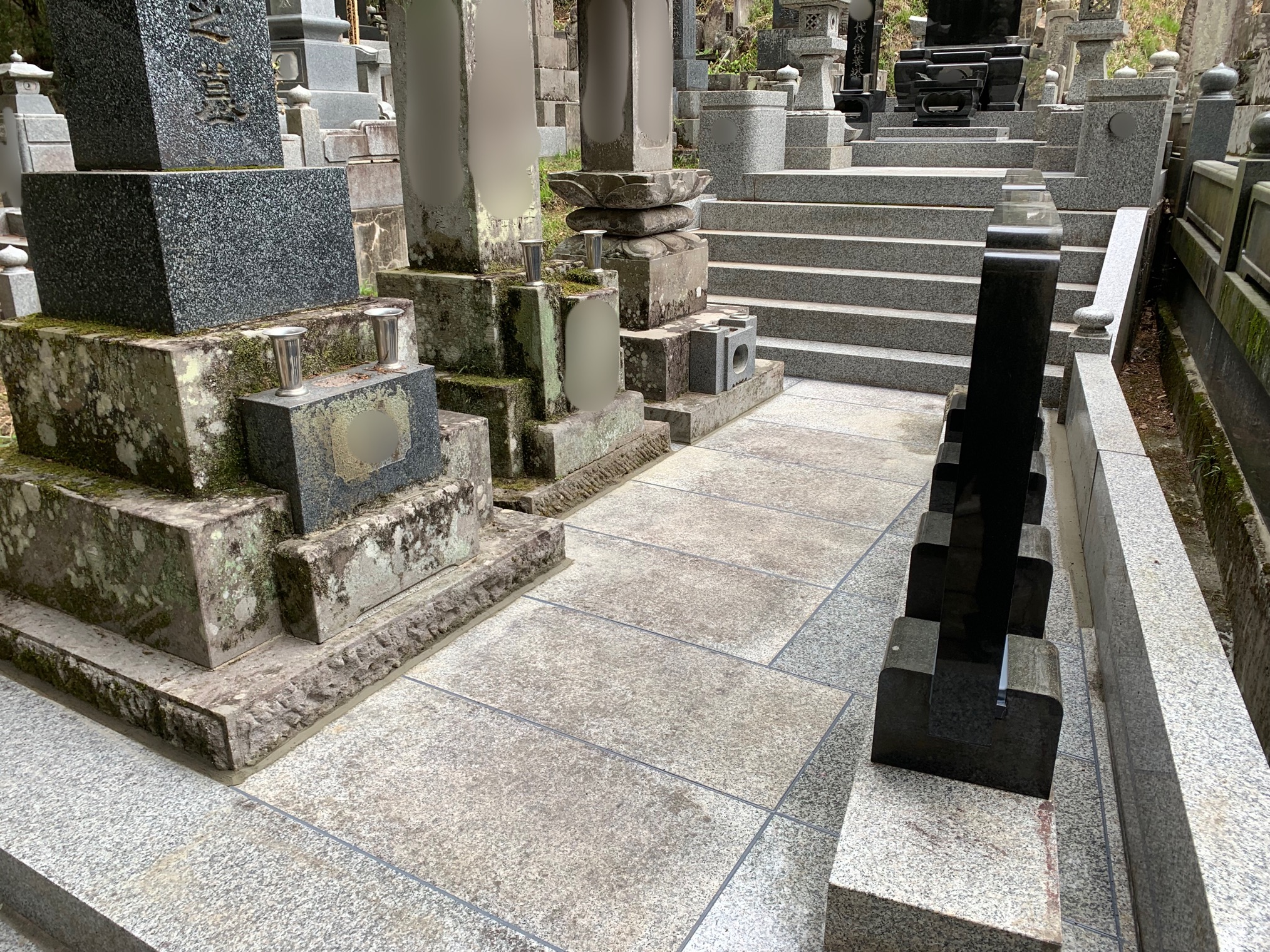 入り口のご先祖様の墓石前も貼りました。