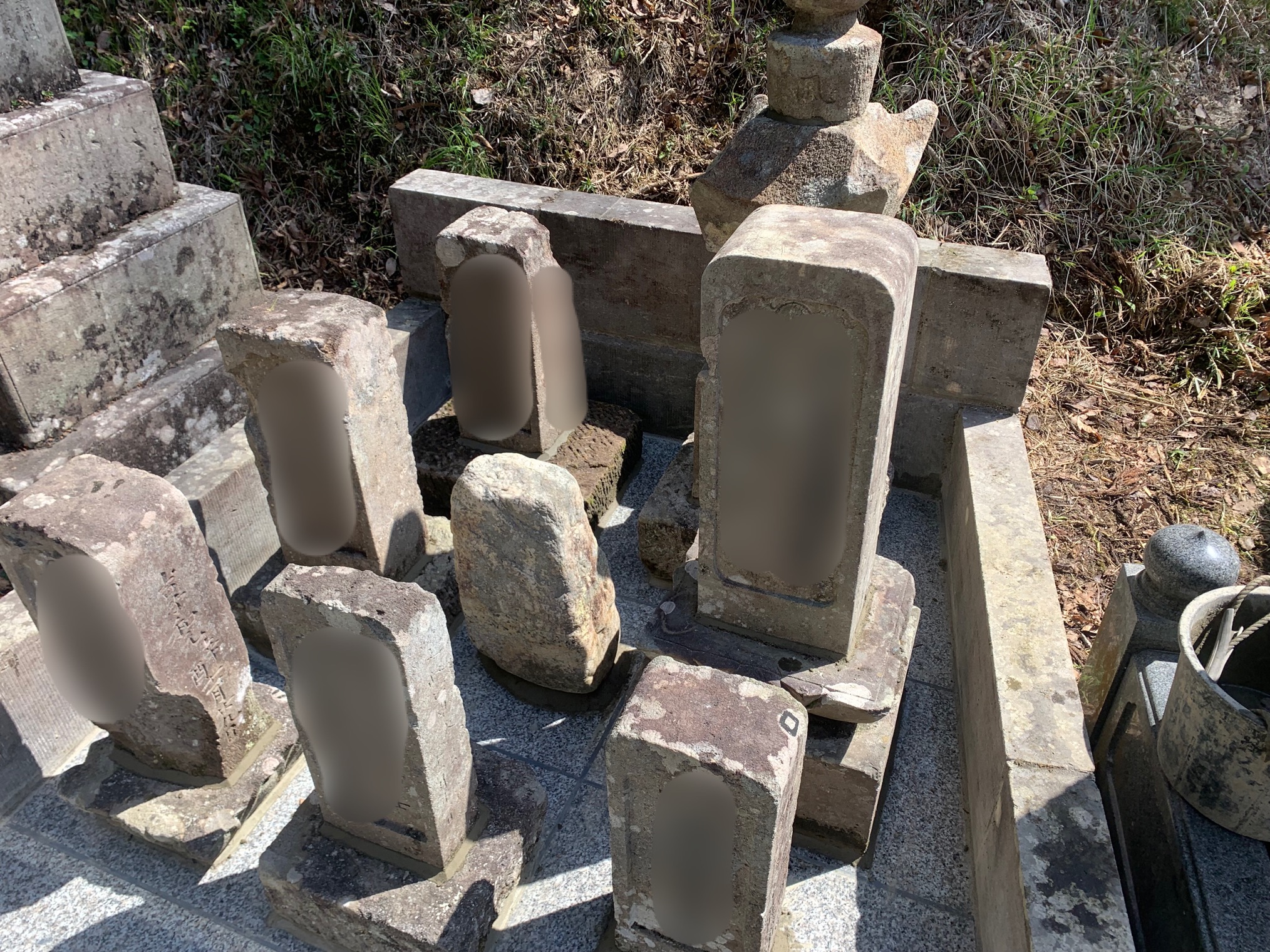 モルタルで設置した張り石が固ったら古い墓跡を並べて行きます