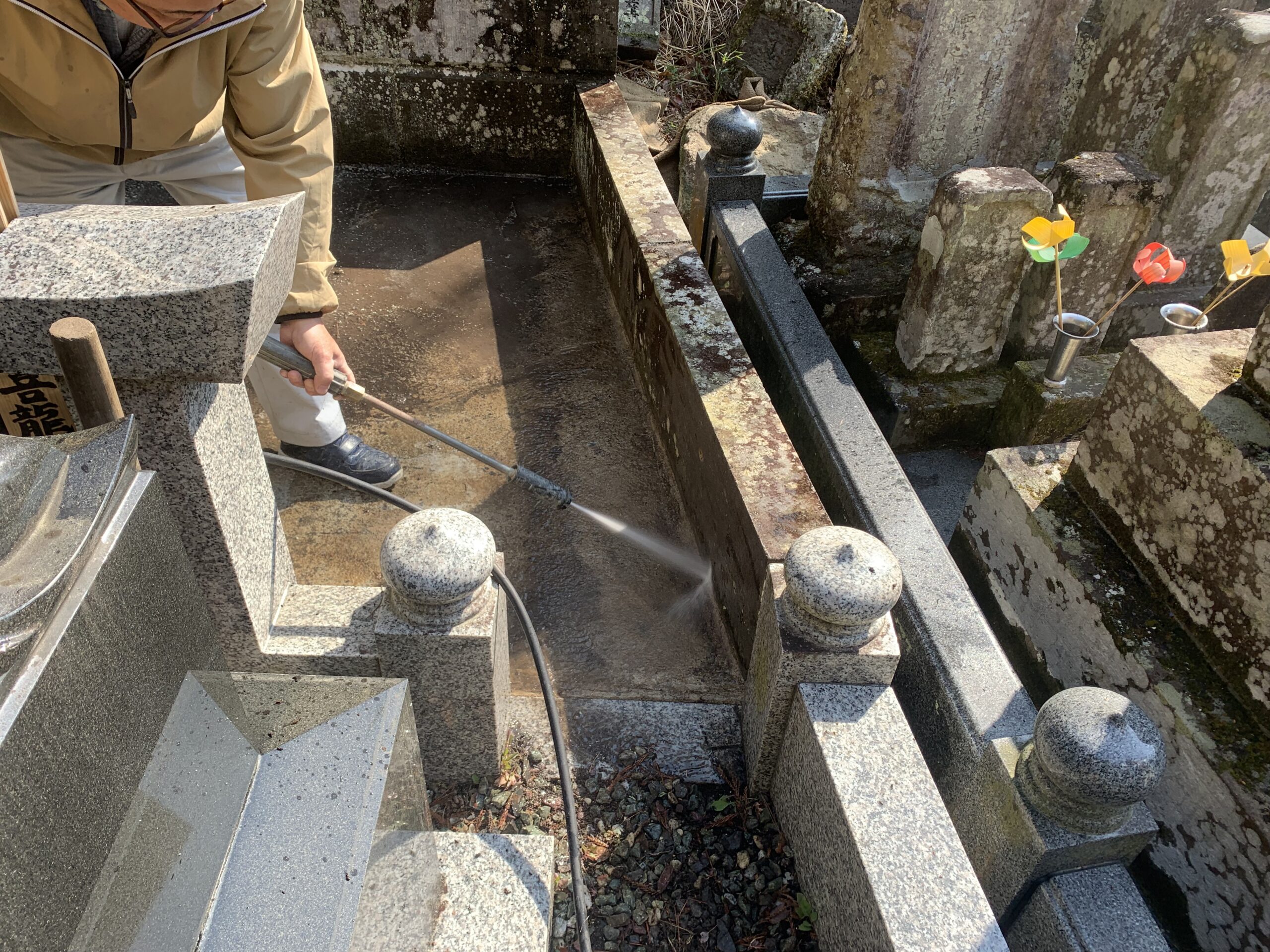 砂利をとって高圧洗浄で綺麗にしていきます