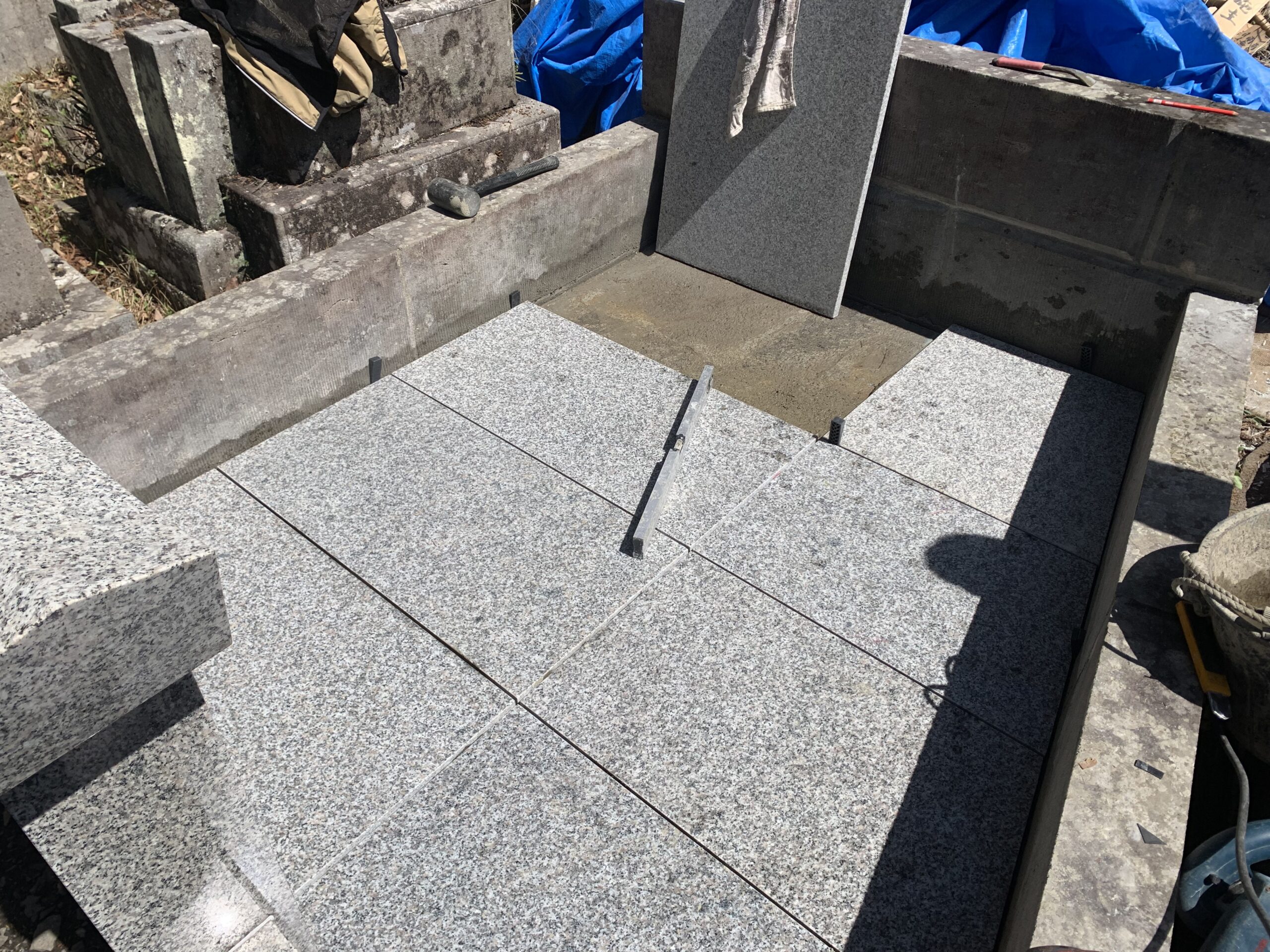 洗浄後は石を並べて設置いていきます。