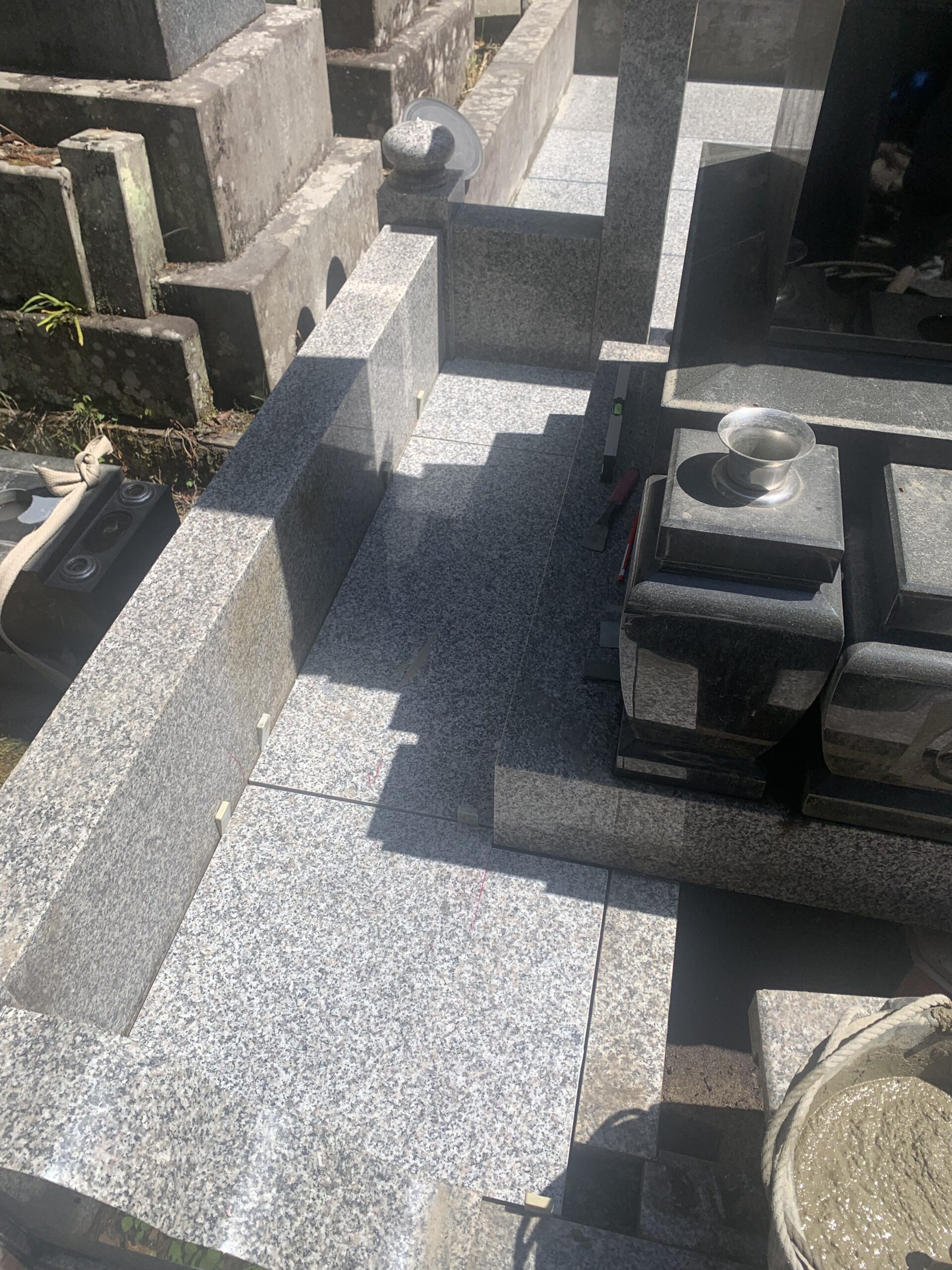 外柵と石碑の間も加工して設置します