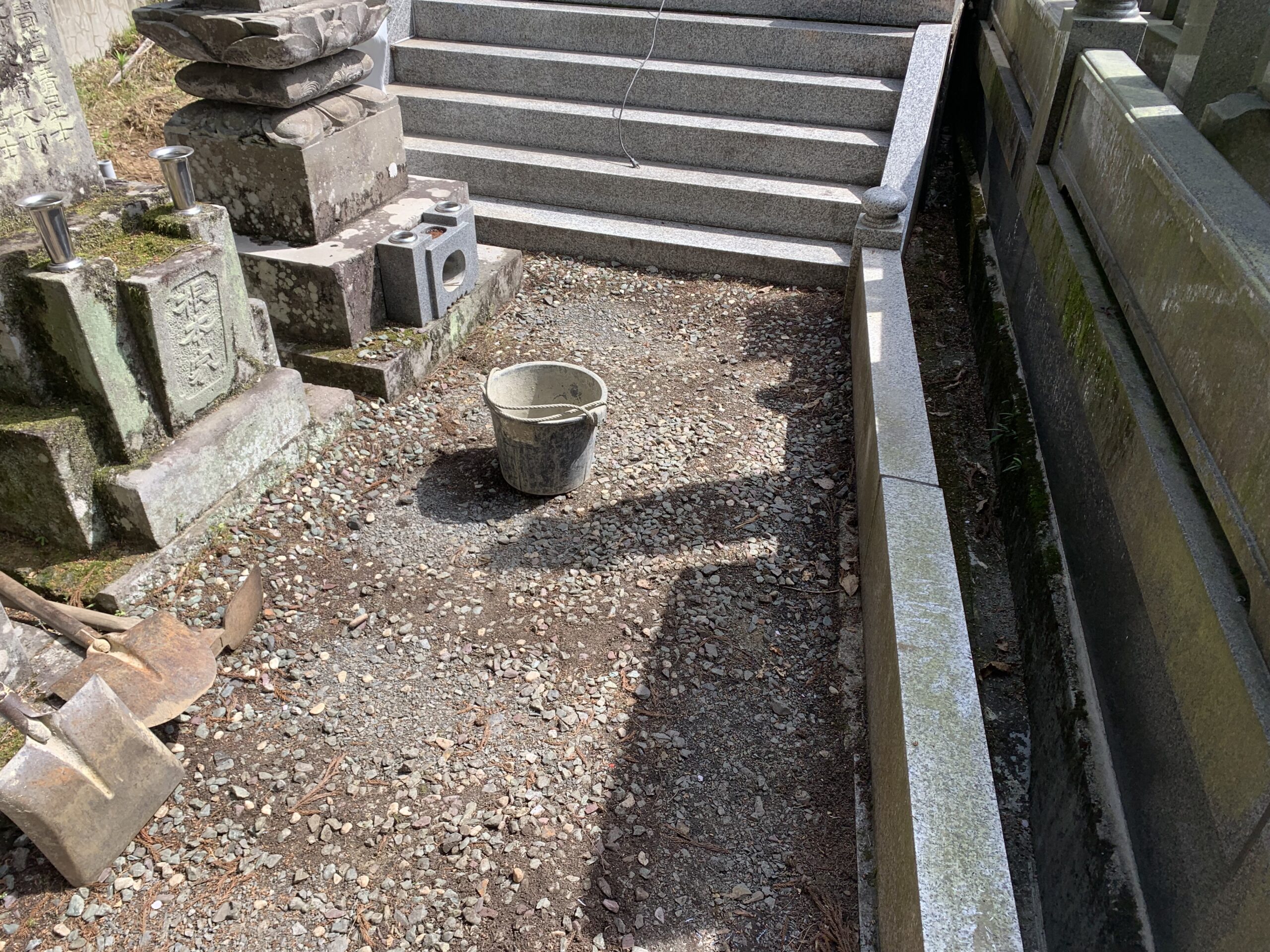 施工前は砂利が敷いてありました。